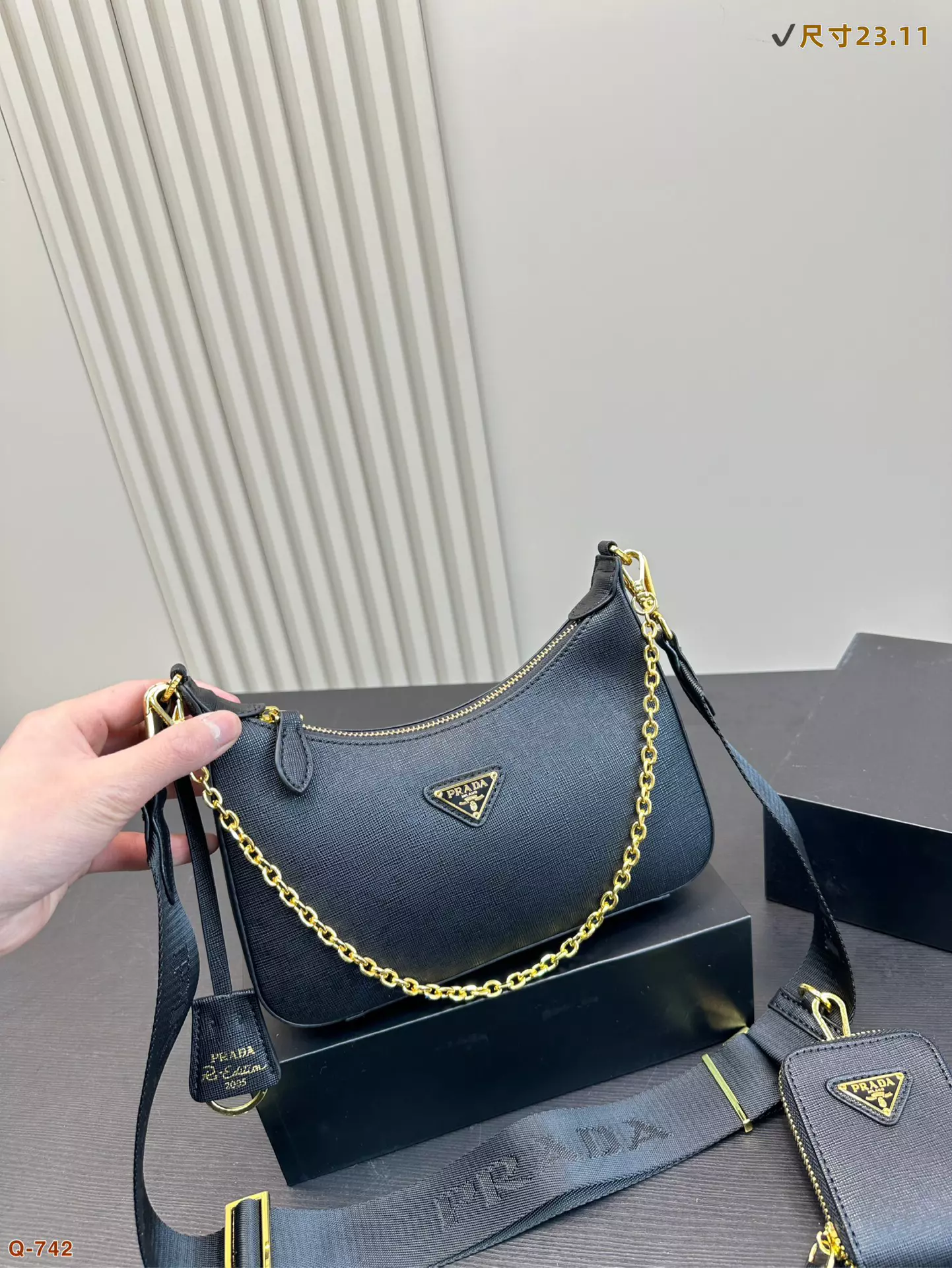 Chains Size 9.1″x4.3″ Handbag with Adjustable Straps BB-921848