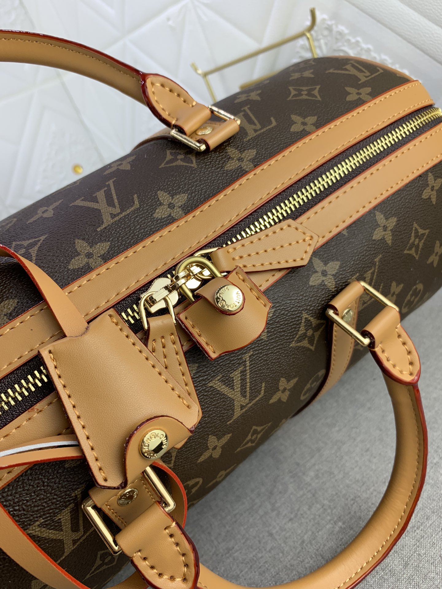 Woman’s Handbag with Adjustable strap 13.8″x9.1″x7.1″BB-9180001000540