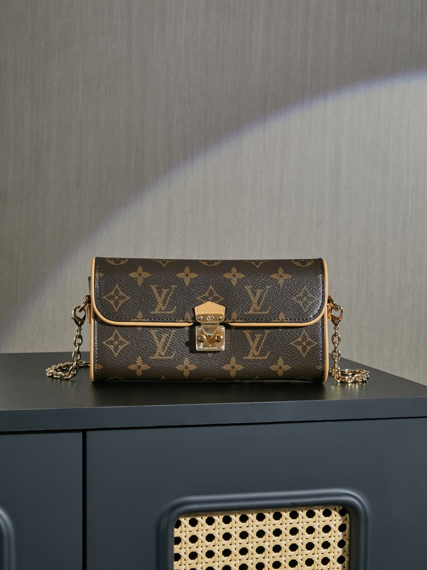 LV Pochette Clle M13566 11x6x20.5cm