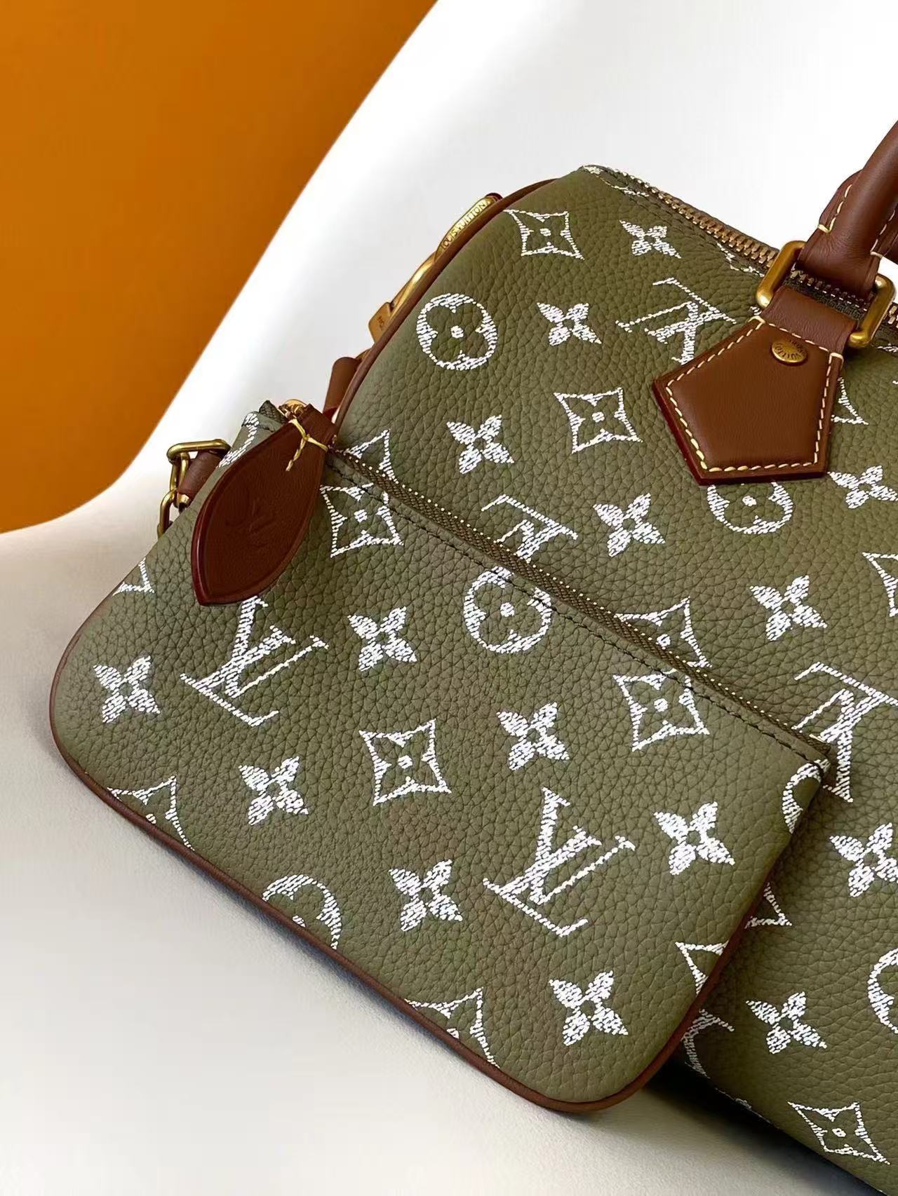 LV M15241  Bandouliere 2025 25*15*15CM