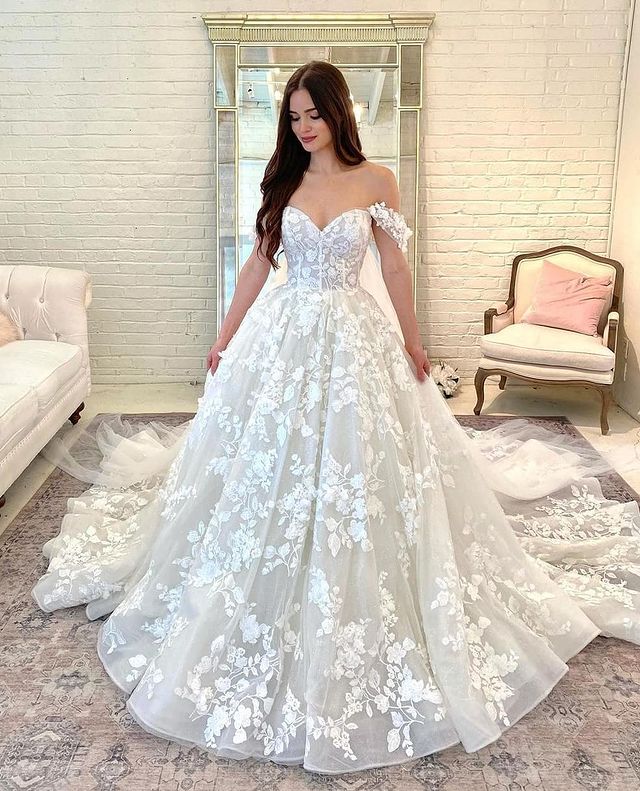 Ball Gown Sweetheart Lace Tulle Wedding Dress