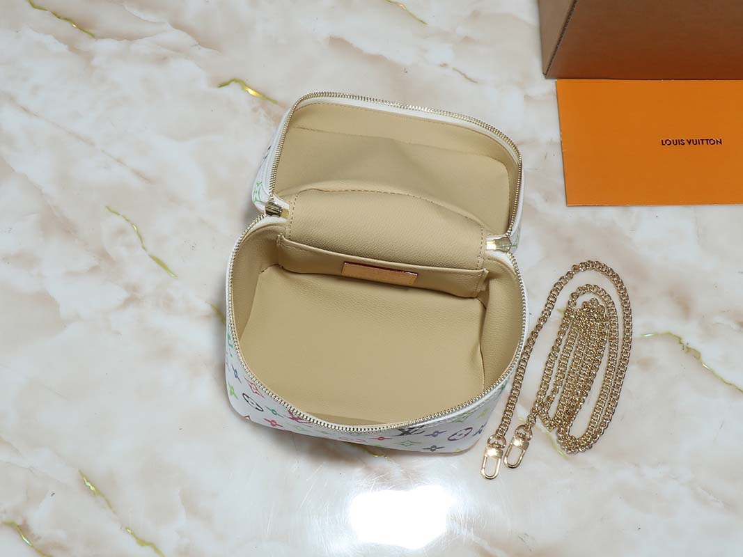 New Big: 7.9″x5.3″x4.7″ Small: 5.5″x4.0″x3.3″ Leather makeup bag With chains BB-928087