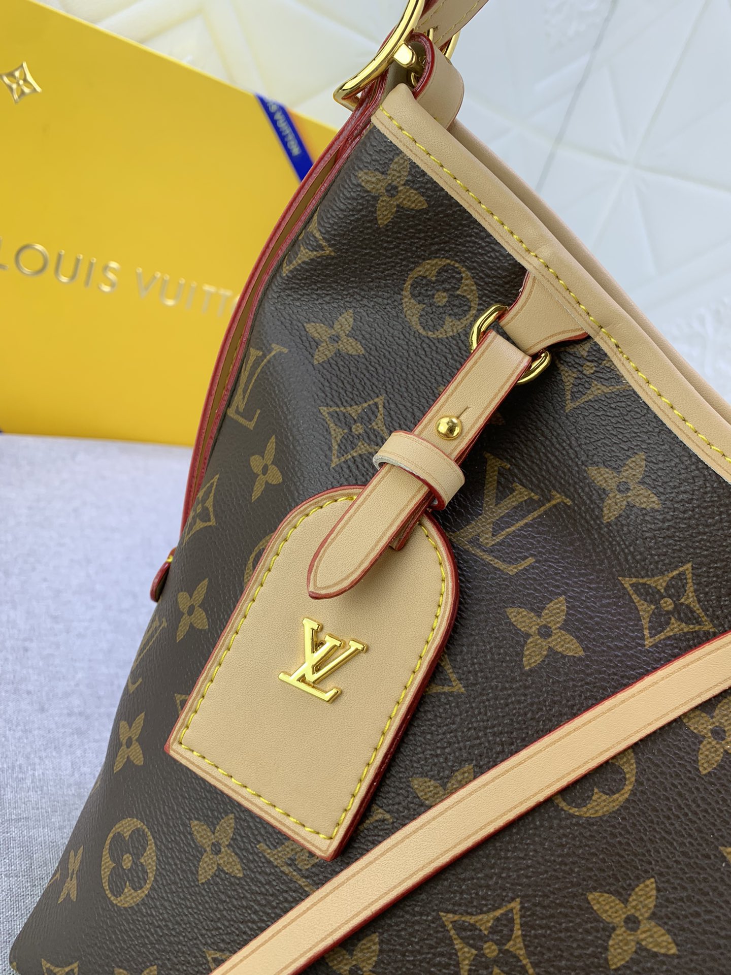Woman’s handbag 11.4″x9.4″x4.7″ BB-9180001000572