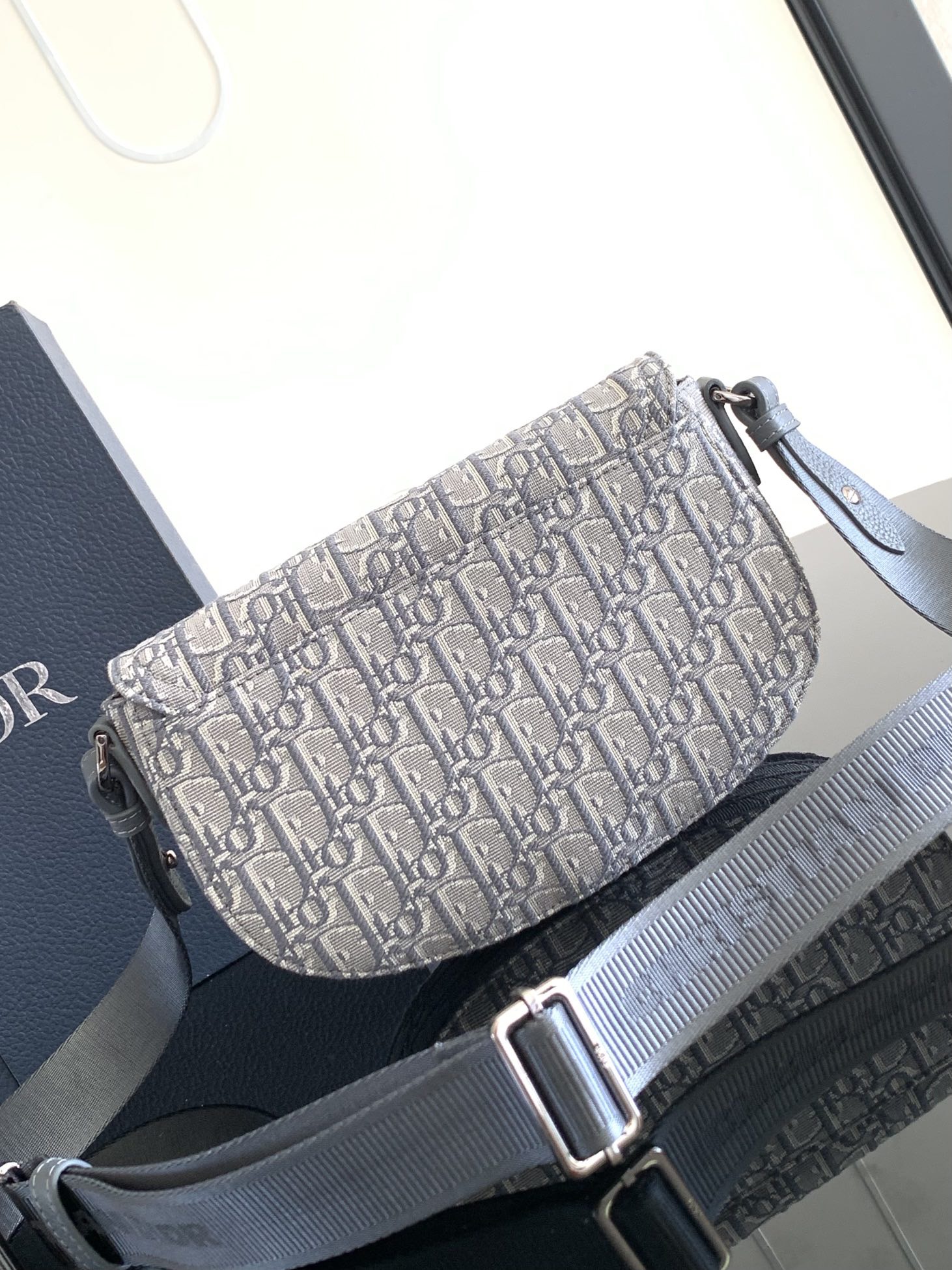 DR Shoulder bag Size：24*16.5*5.5CM