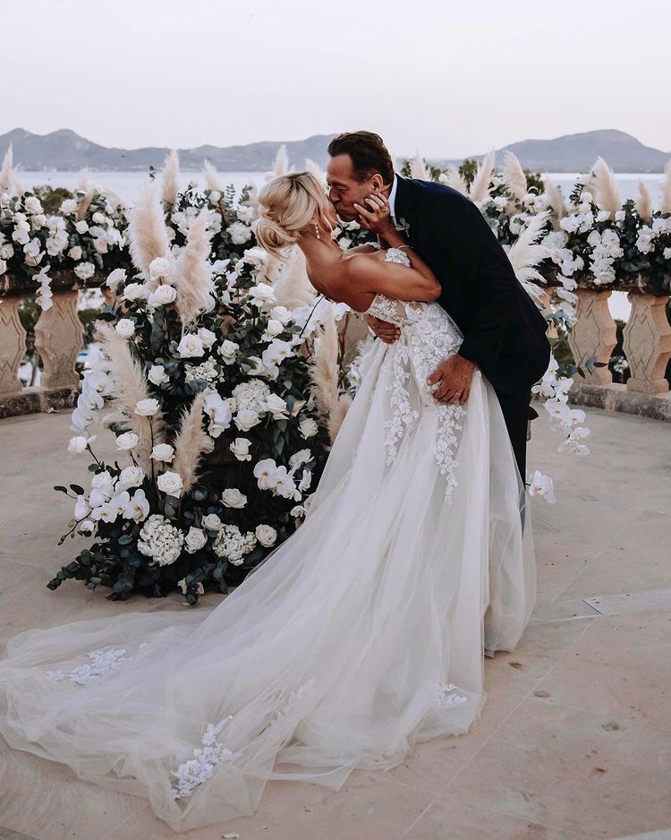 A Line Sweetheart Tulle Wedding Dress with Appliques