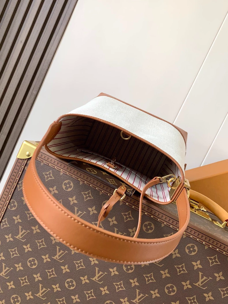 LOUIS VUITTON M25468 Low Key Hobo PM