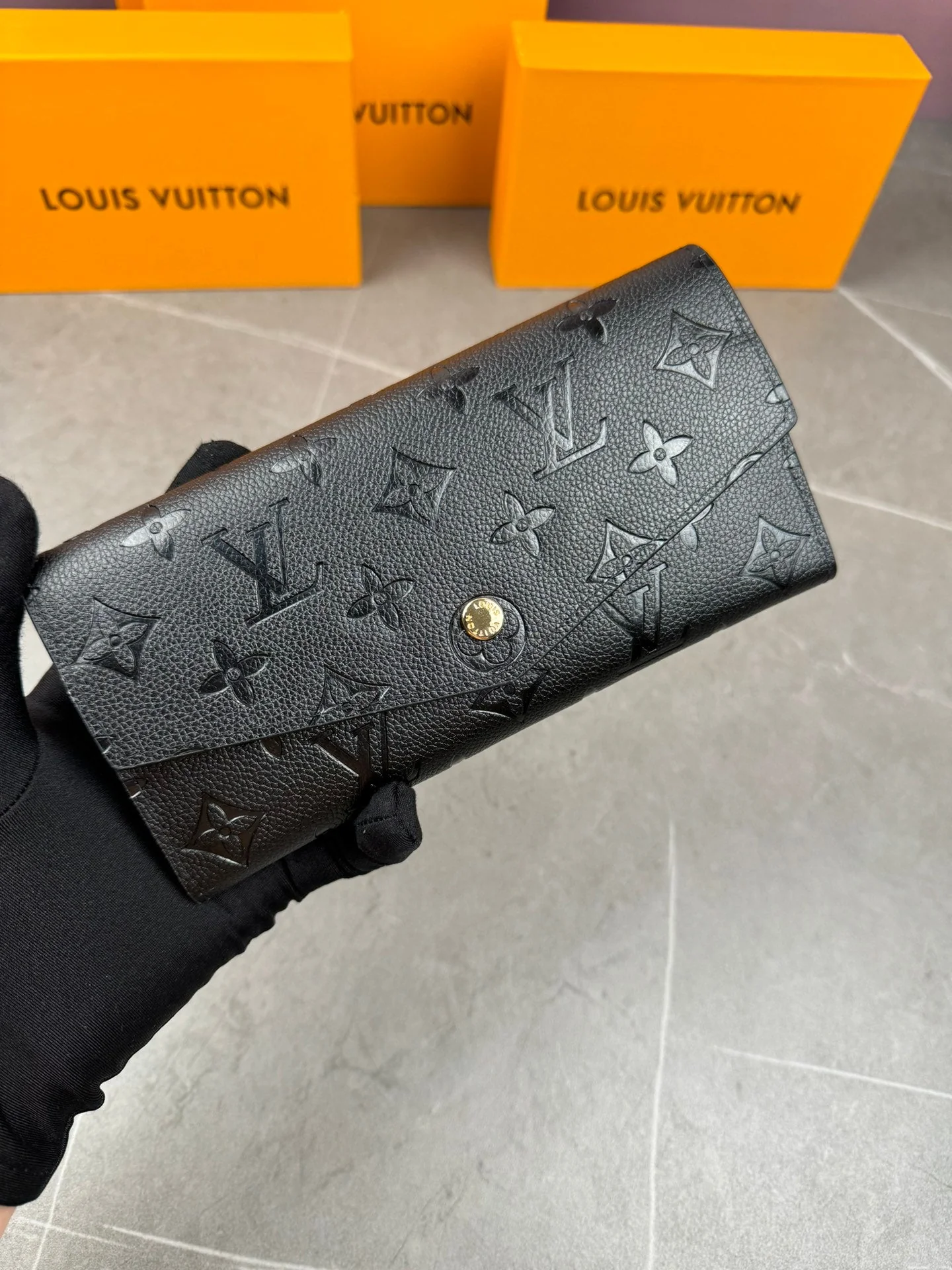 Louis Vuitton Diamond Pattern Long Wallet, with clever interior design, available in 4 colors, limited stock.