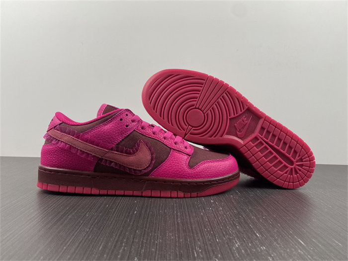 NK Dunk Low Valentine's Day DQ9324-600