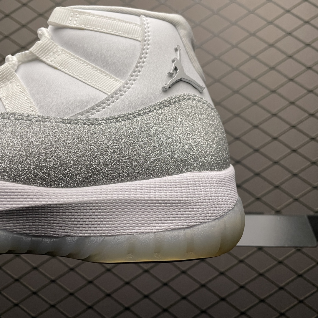 JRD 11 Retro White Metallic Silver AR0715-100