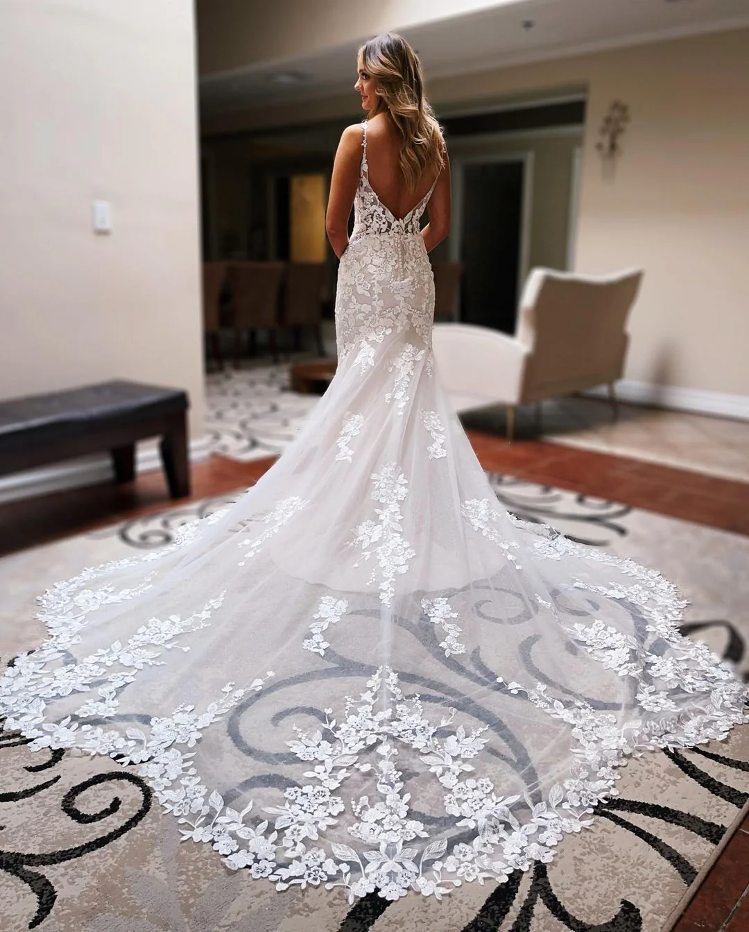 Elegant Mermaid V Neck Lace Wedding Dress with Train