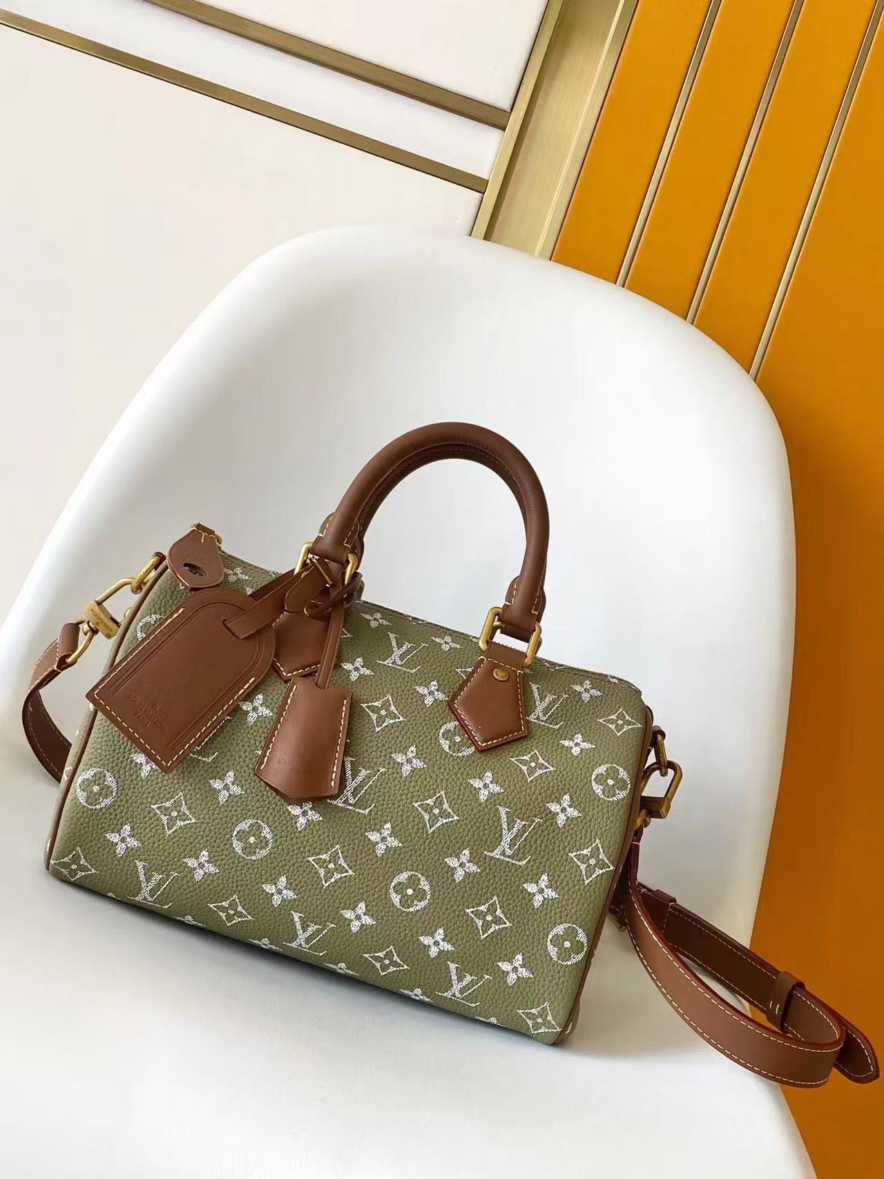 LV M15241  Bandouliere 2025 25*15*15CM