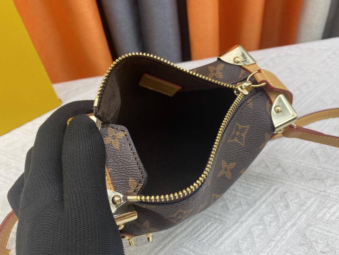 Crossbody bag with Adjustable strap 7.1″x4.9″x3.1″ BB-918000692