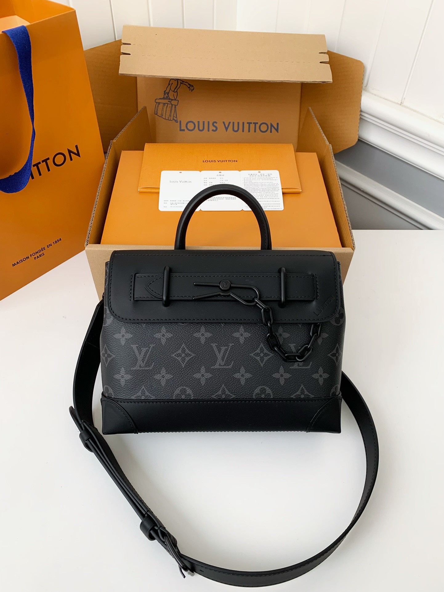 LV's new Sac Plat Horizontal Zippé men's black flower briefcase M45165 Size: 31*39*8.5cm