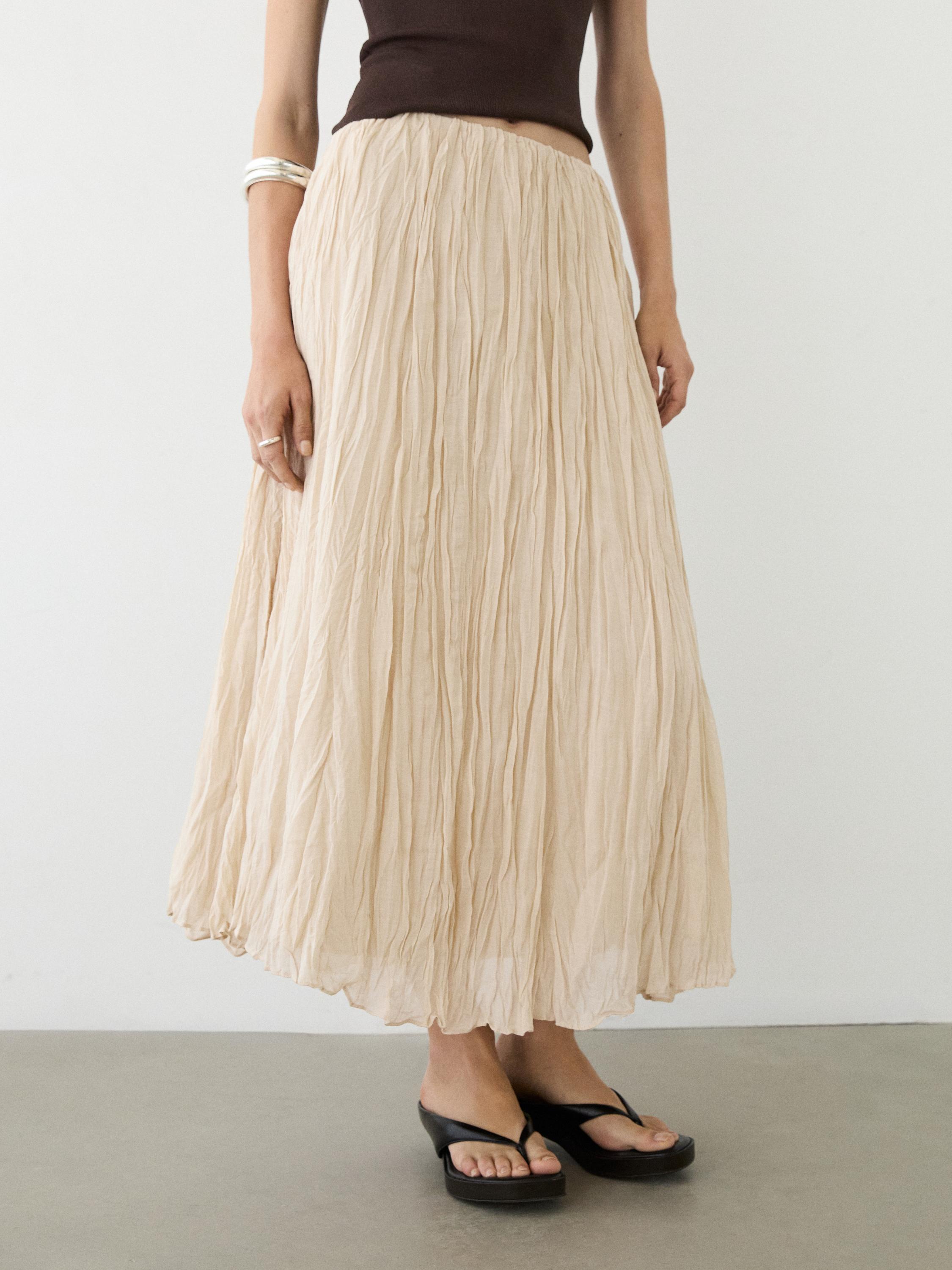 Falda midi fluida detalle plisado