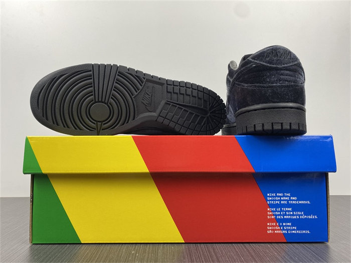 NK Dunk Low Dover Street Market Triple Black Velvet DH2686-002