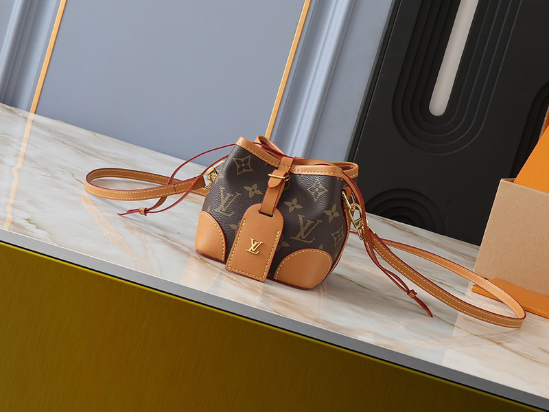Big: 8.7″x7.5″x9.1″ Small: 4.7″x4.7″x4.7″ Leather Handbag with Adjustable Strap BB-921538