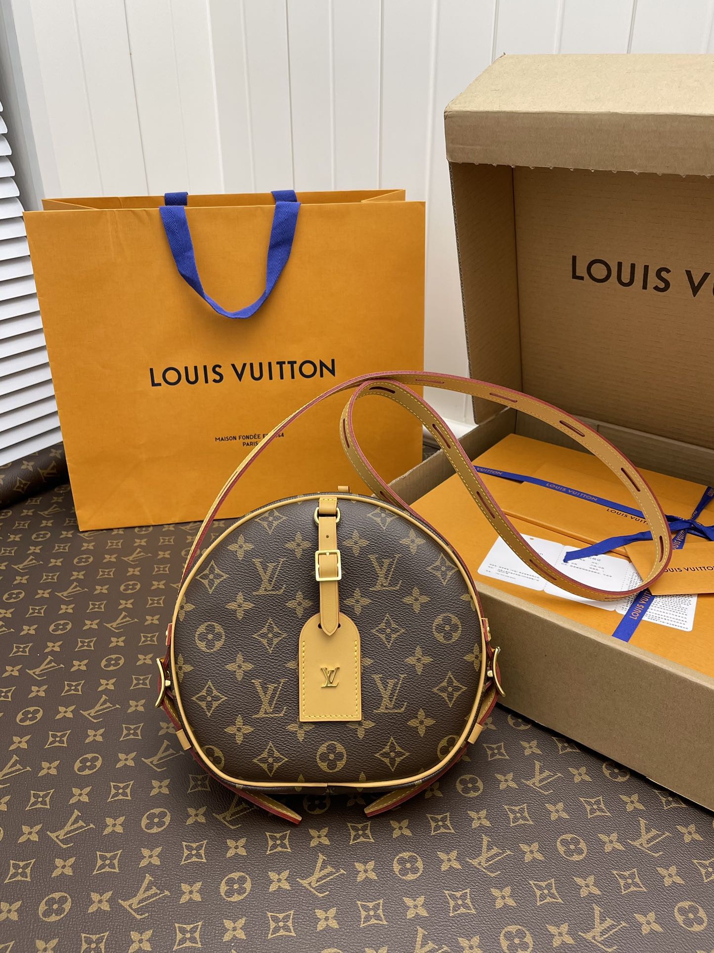 LV BOITE CHAPEAU SOUPLE M45647 20*22.5*8cm
