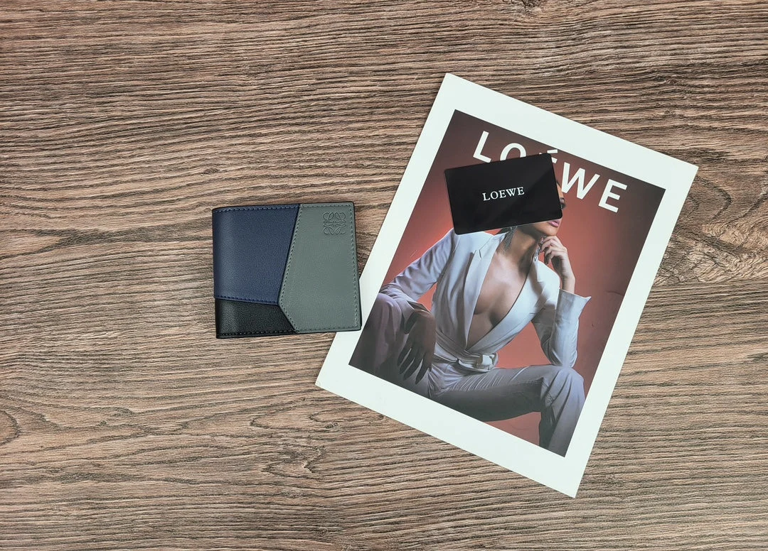 [Loewe] A luxurious compact wallet that is sure to sell out quickly.