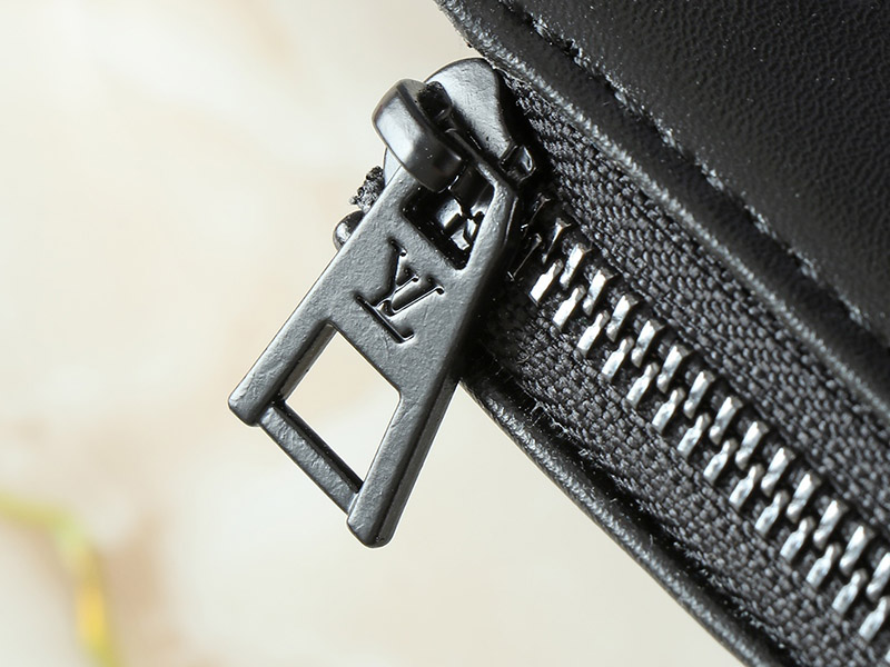 Black Leather 13.4″x9.4″x4.7″ Chains Handbag with Adjustable Strap BB-921490