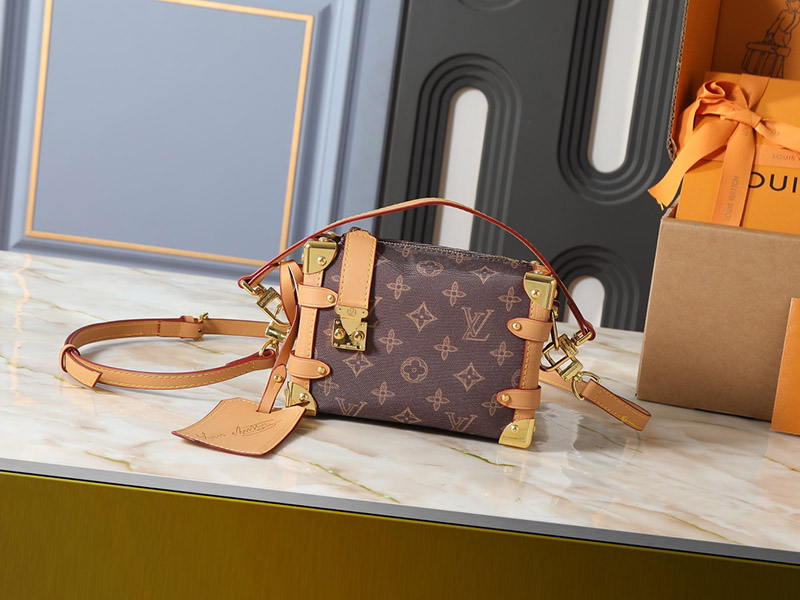 2 Sizes Small:7.5″x4.9″x3.0″ Big:9.3″x6.3″x3.3″ Genuine Leather Handbag with adjustable straps BB-9211006