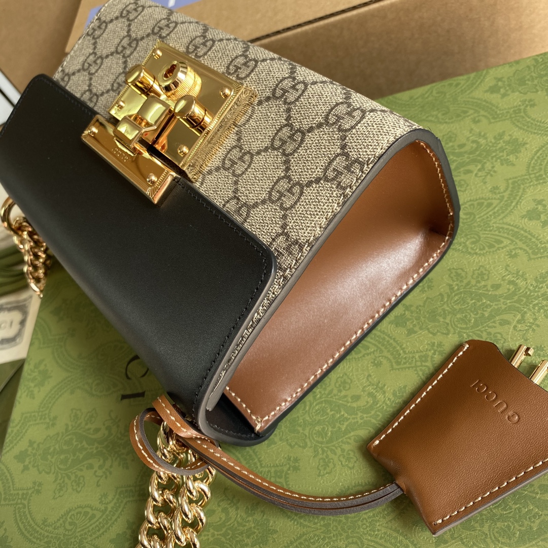 Woman’s Handbag with bag charm 7.9″x5.1″x3.1″ BB-9190006
