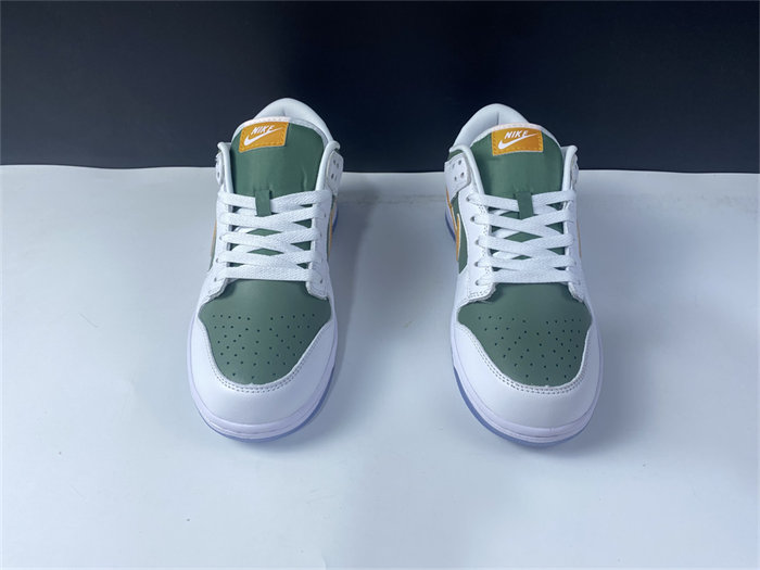 NK Dunk Low SE NY vs. NY DN2489-300