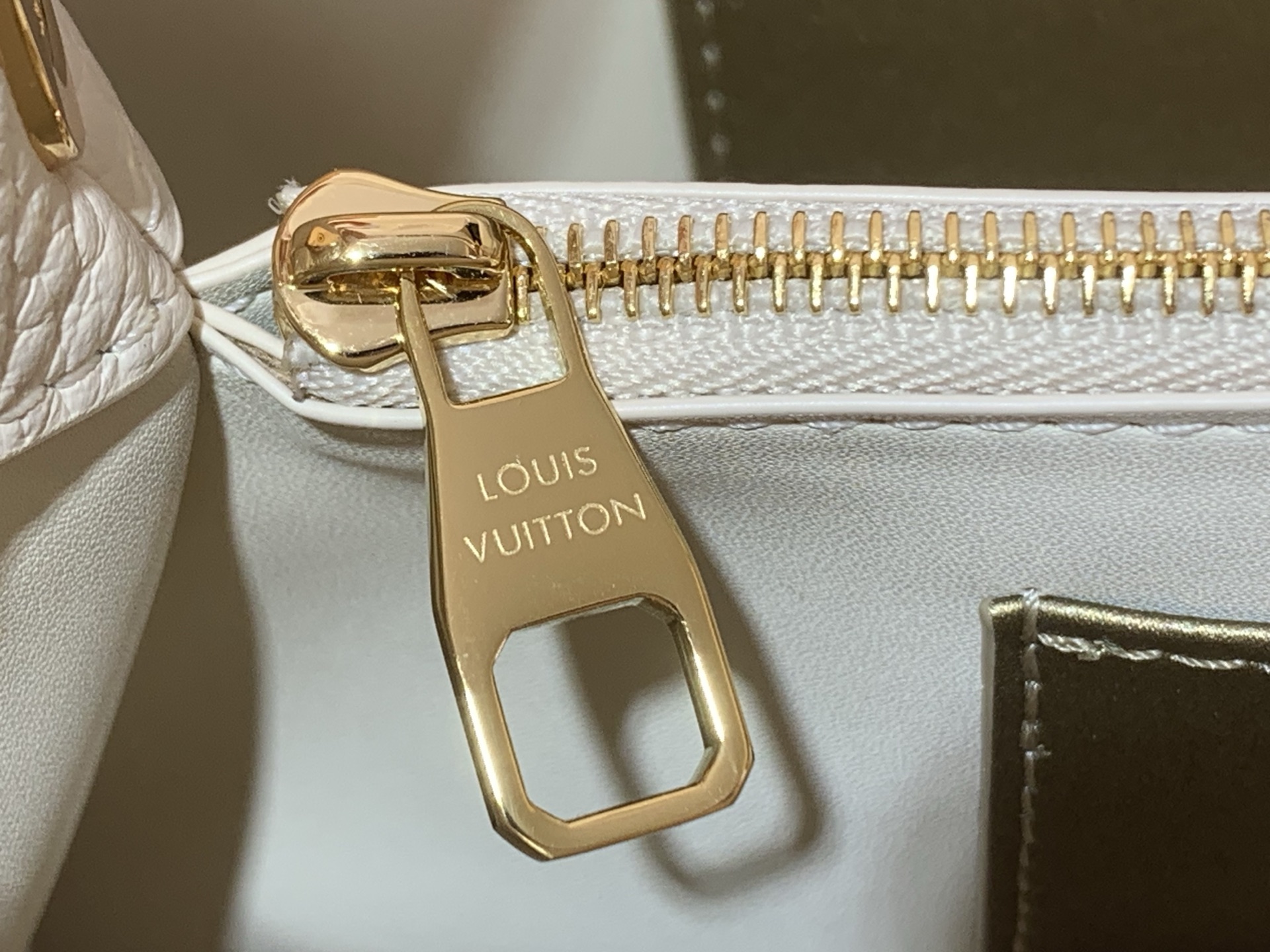 LOUIS VUITTON M26345 Capucines East-West Mini