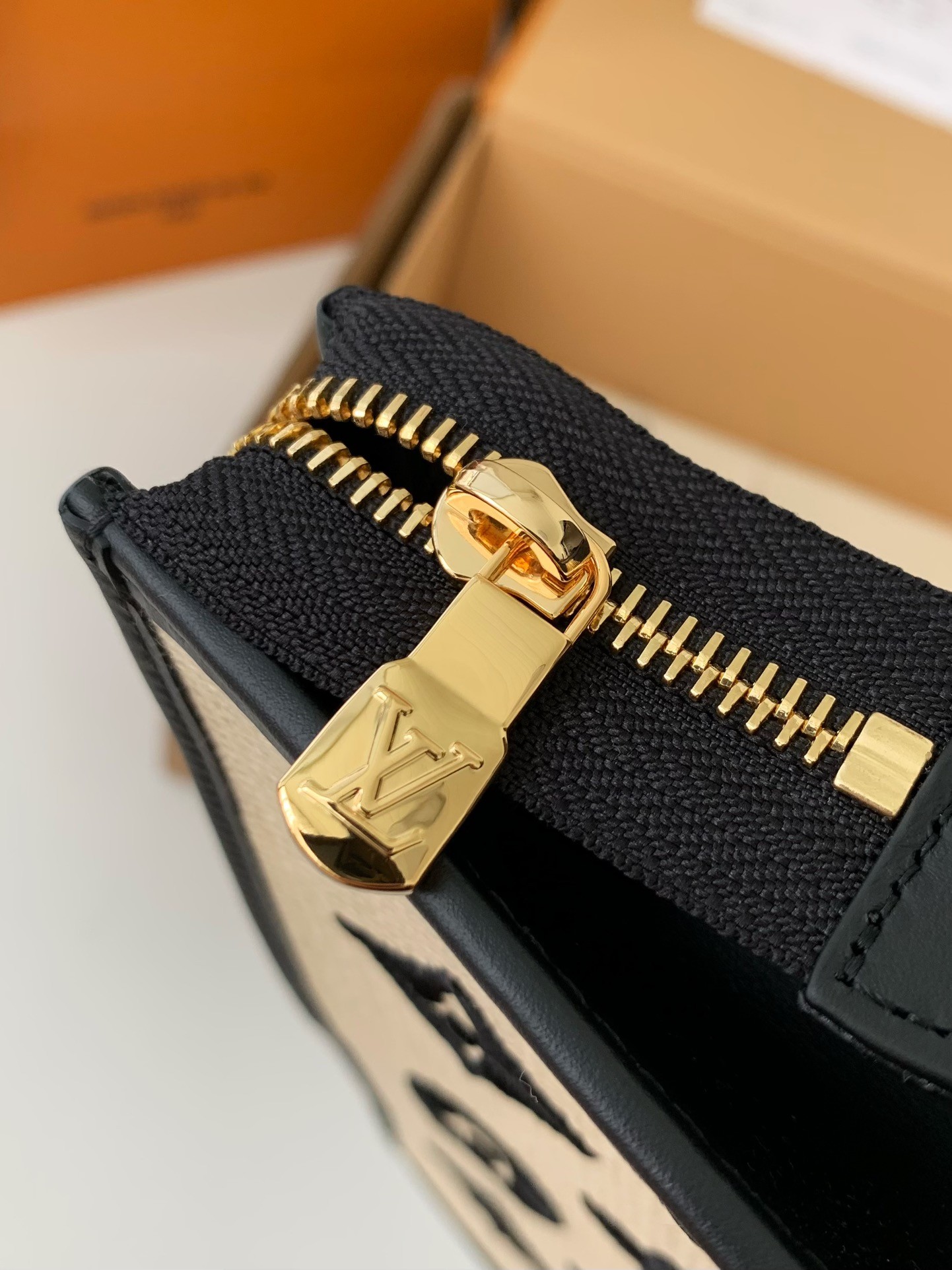 LV Toiletry Pouch  25*20*5.5cm