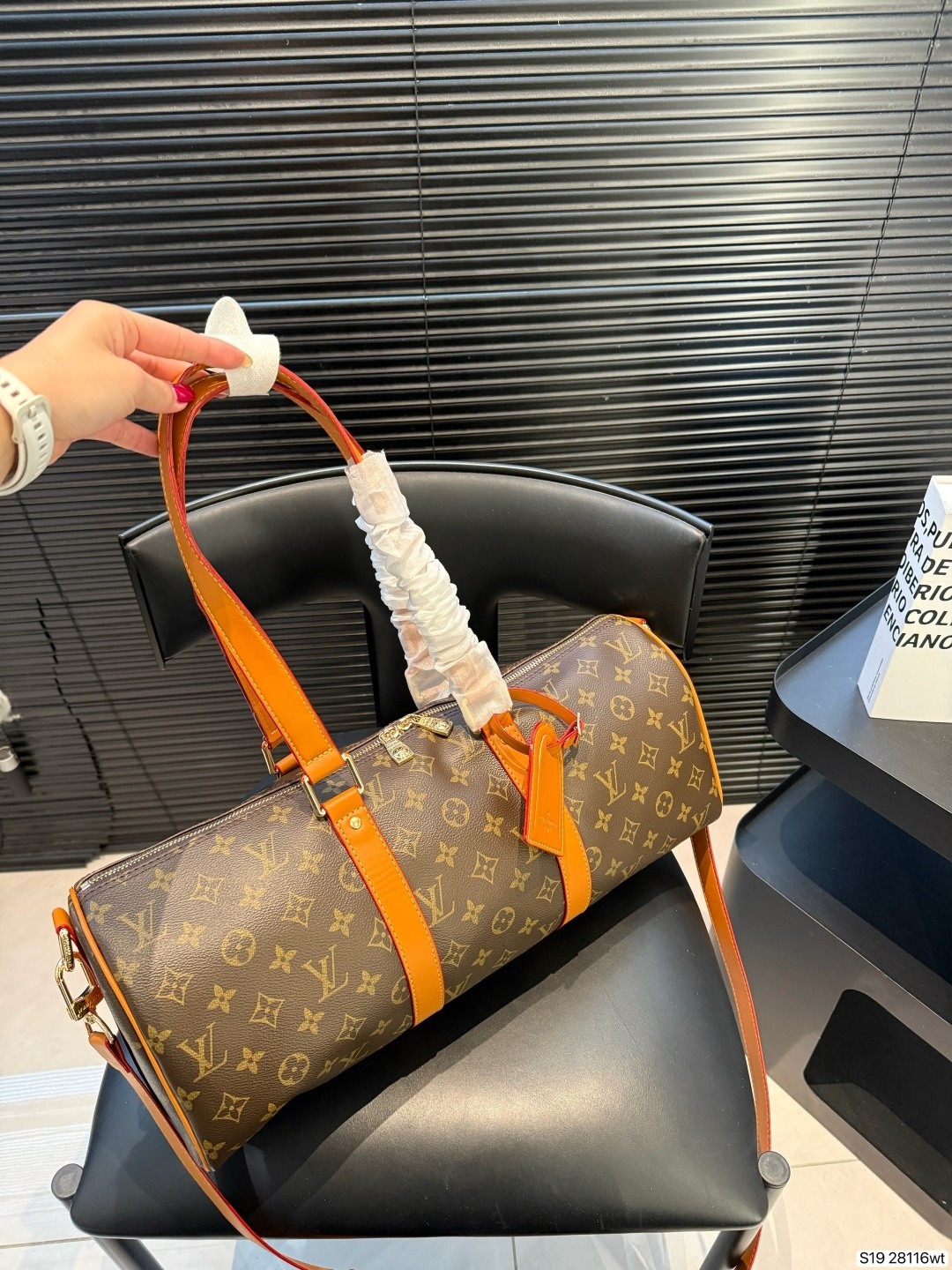 LV Shoulder bag Size：43x18cm