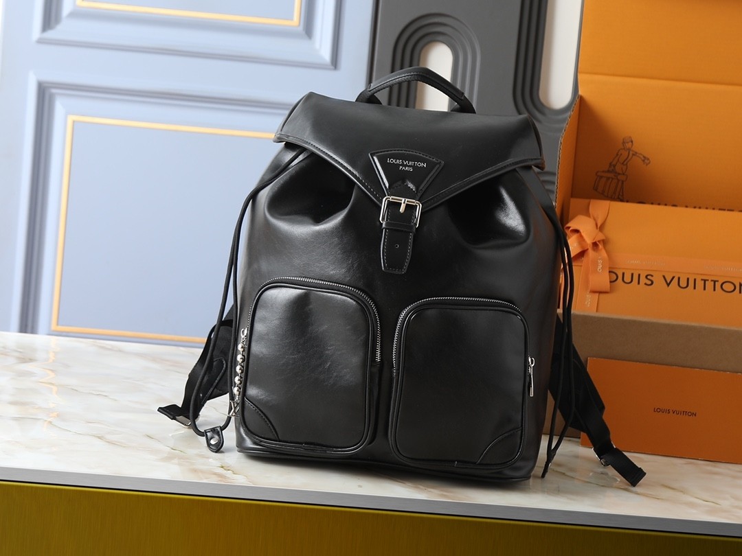 LV Montsouris Cargo Backpack M13983 Size：34x40x17cm