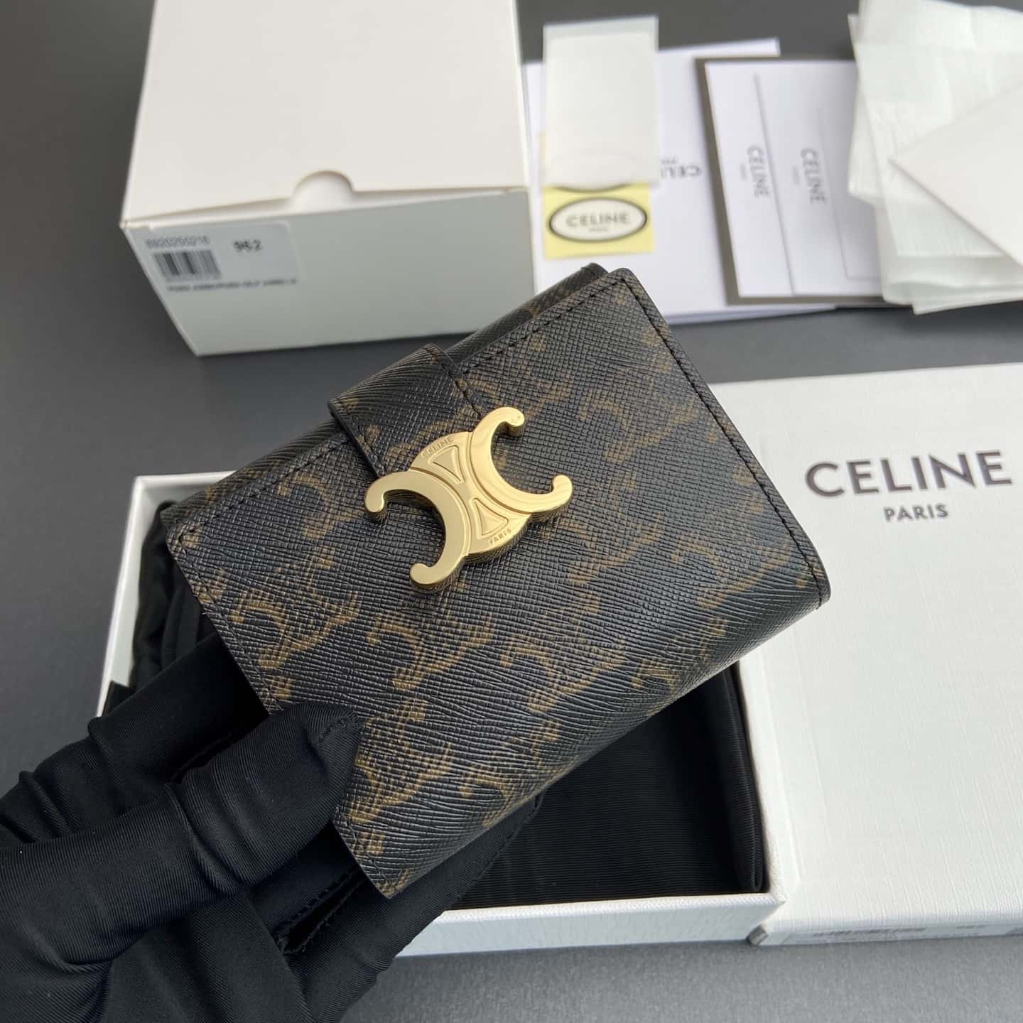 [Celine] New Arrival Popular Item: Victoire Grained Calfskin Multifunctional Exquisite Short Wallet