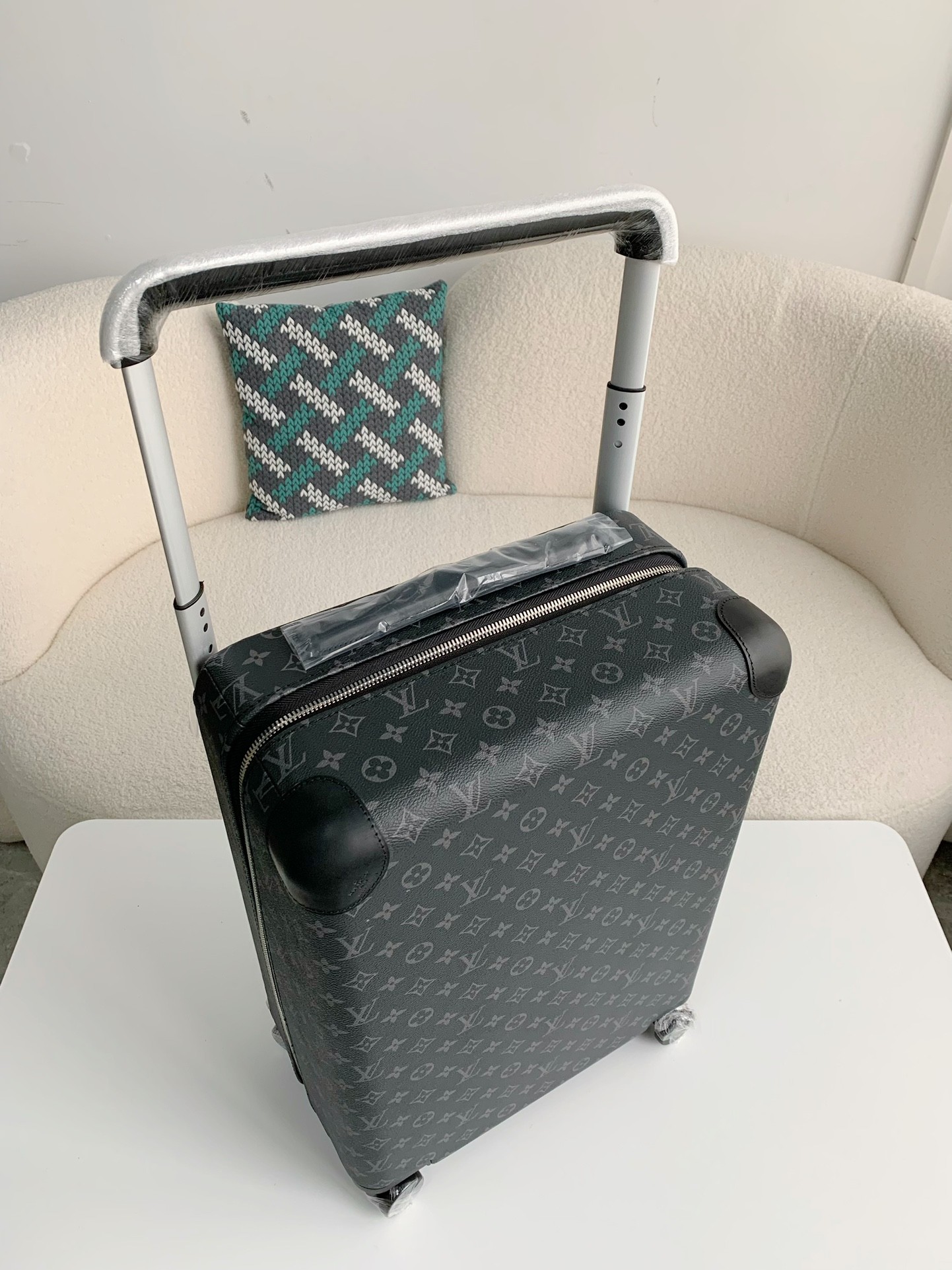 LV suitcase  20 inches（Multiple colors）