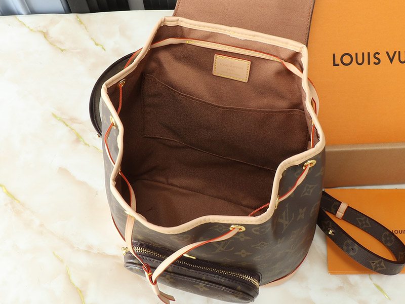 Big 13.8″x15.0″x8.3″ Medium 11.0″x11.8″x7.1″ Small 9.4″x9.8″x4.7″ Leather Backpack With magnetic snap Adjustable Straps BB-921446