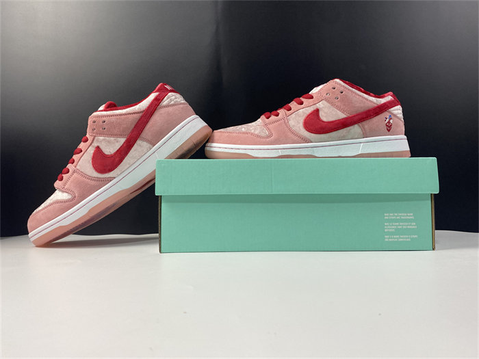 NK SB Dunk Low StrangeLove Skateboards CT2552-800
