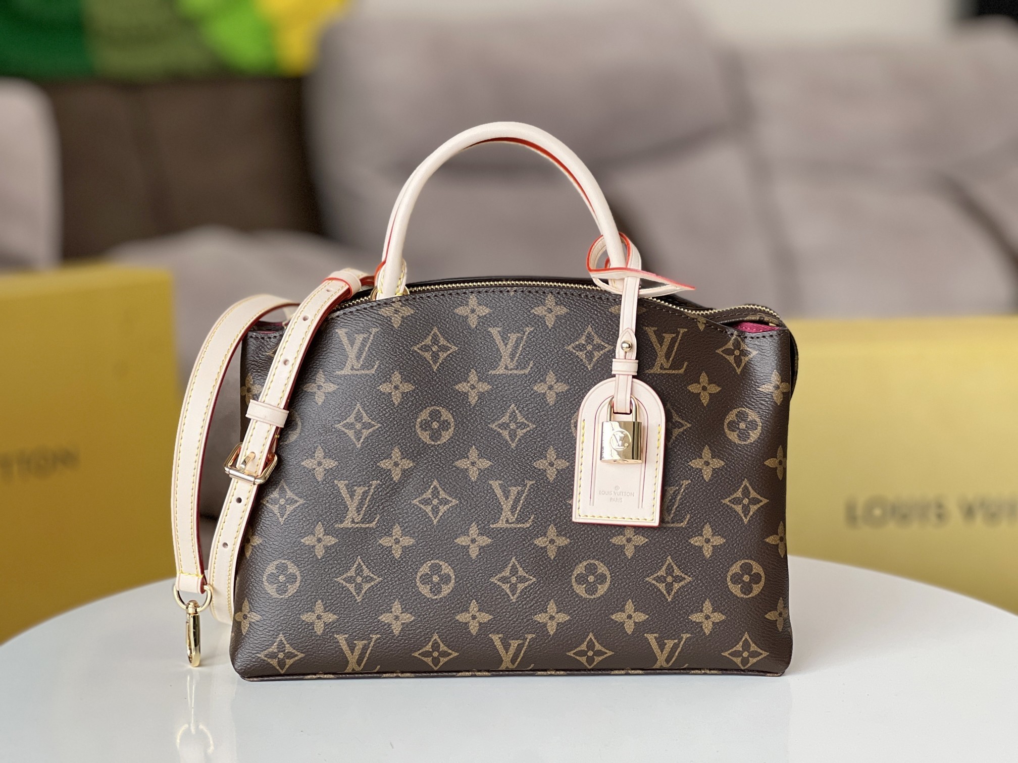 LV Petit Palais M45900 29x18x12.5cm