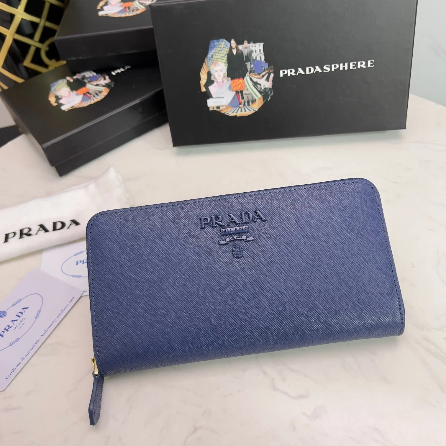 [Prada] A classic long wallet that combines smart storage with a luxurious feel.