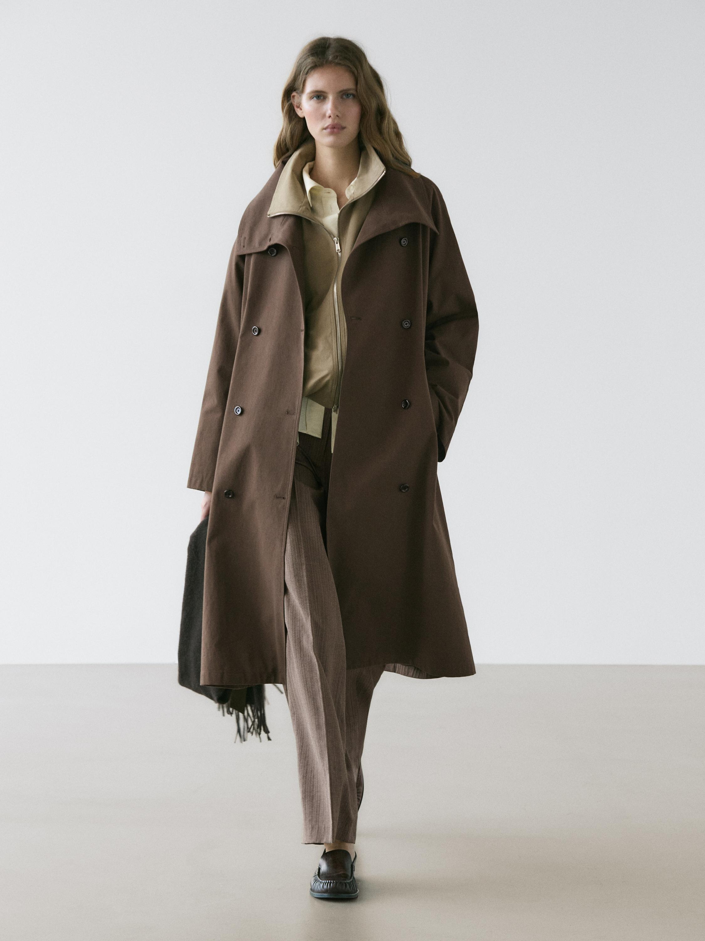 Gabardina trench cuello alto