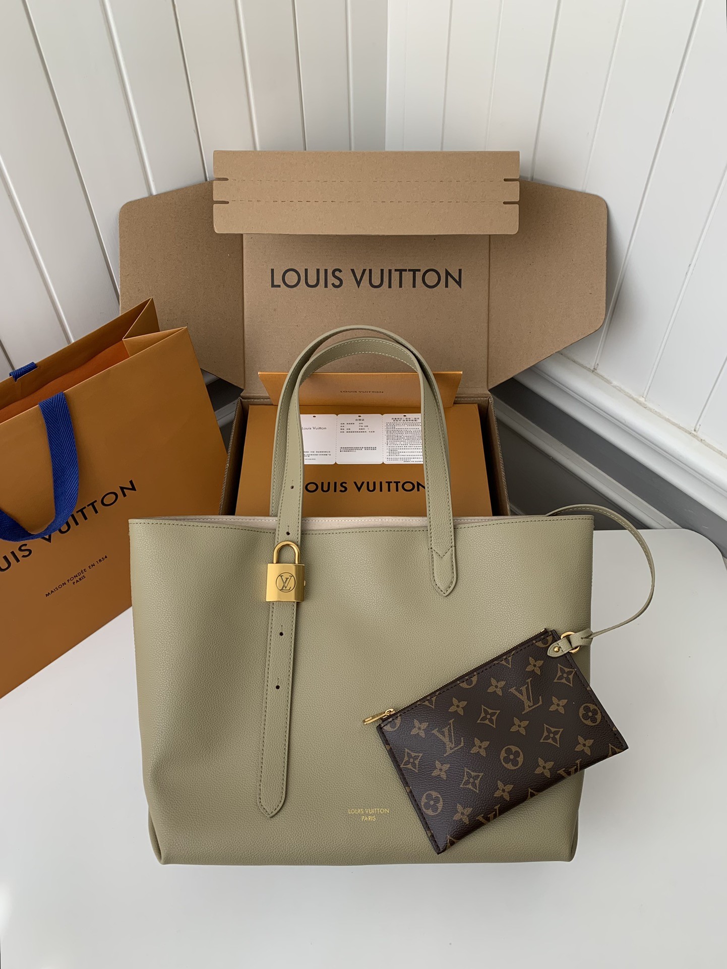 LV Low Key Cabas Mid -number Handbag M25343  Size: 30*14*47cm