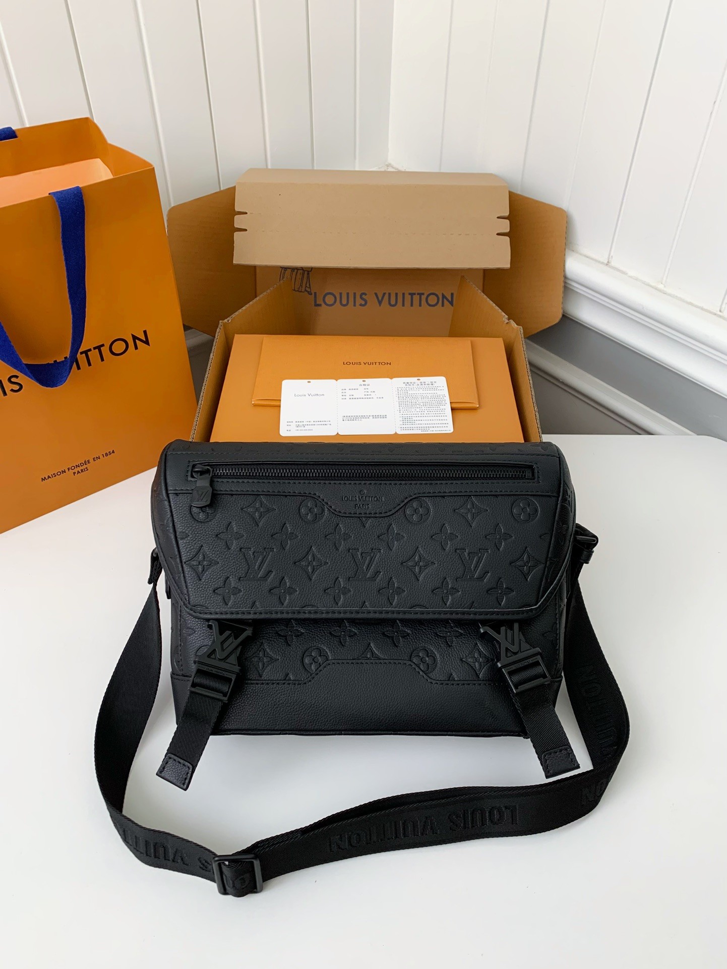 New LV VOYAGER small men's messenger bag M25121 Size: 33*22.5*11cm