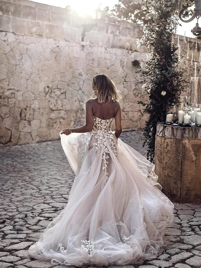 Glamorous Tulle A-Line Appliqued Wedding Gown