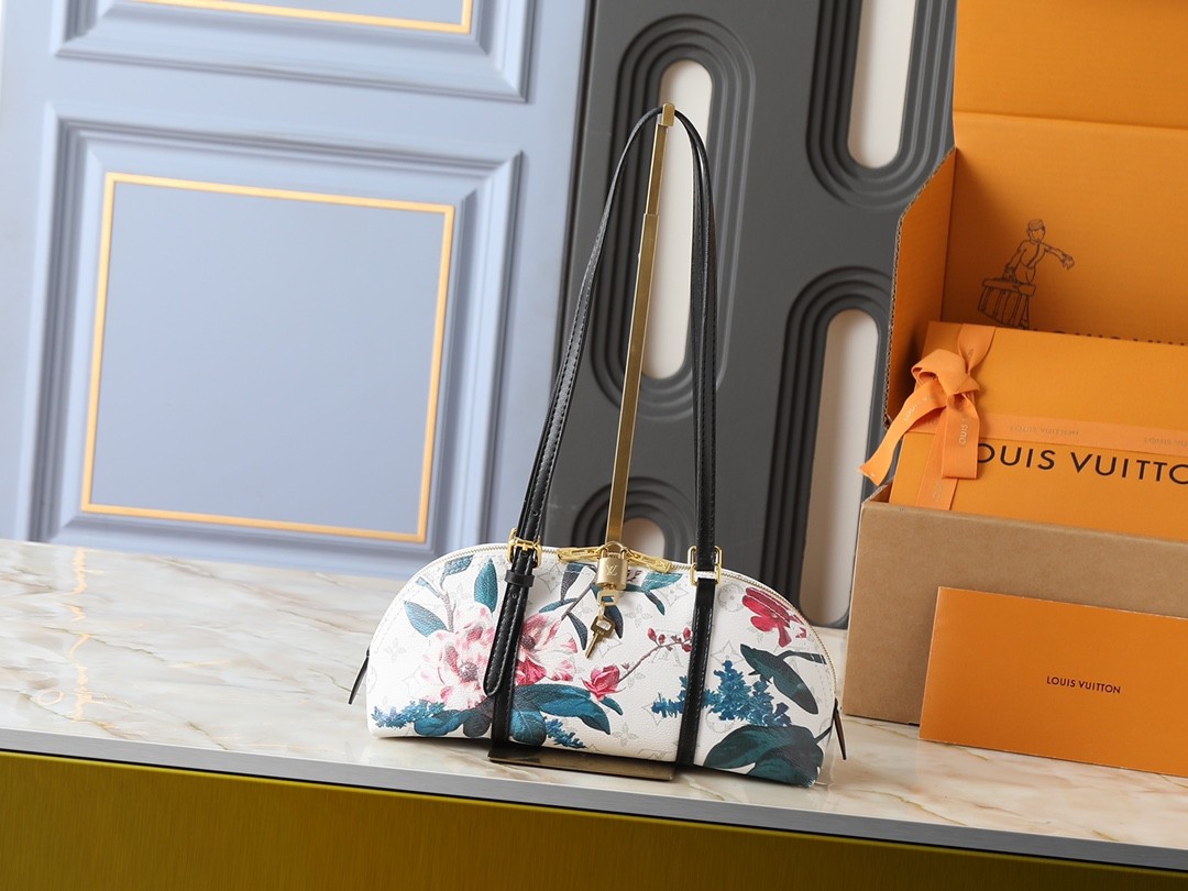 LV Hang On M13086 Size：32x15x6cm
