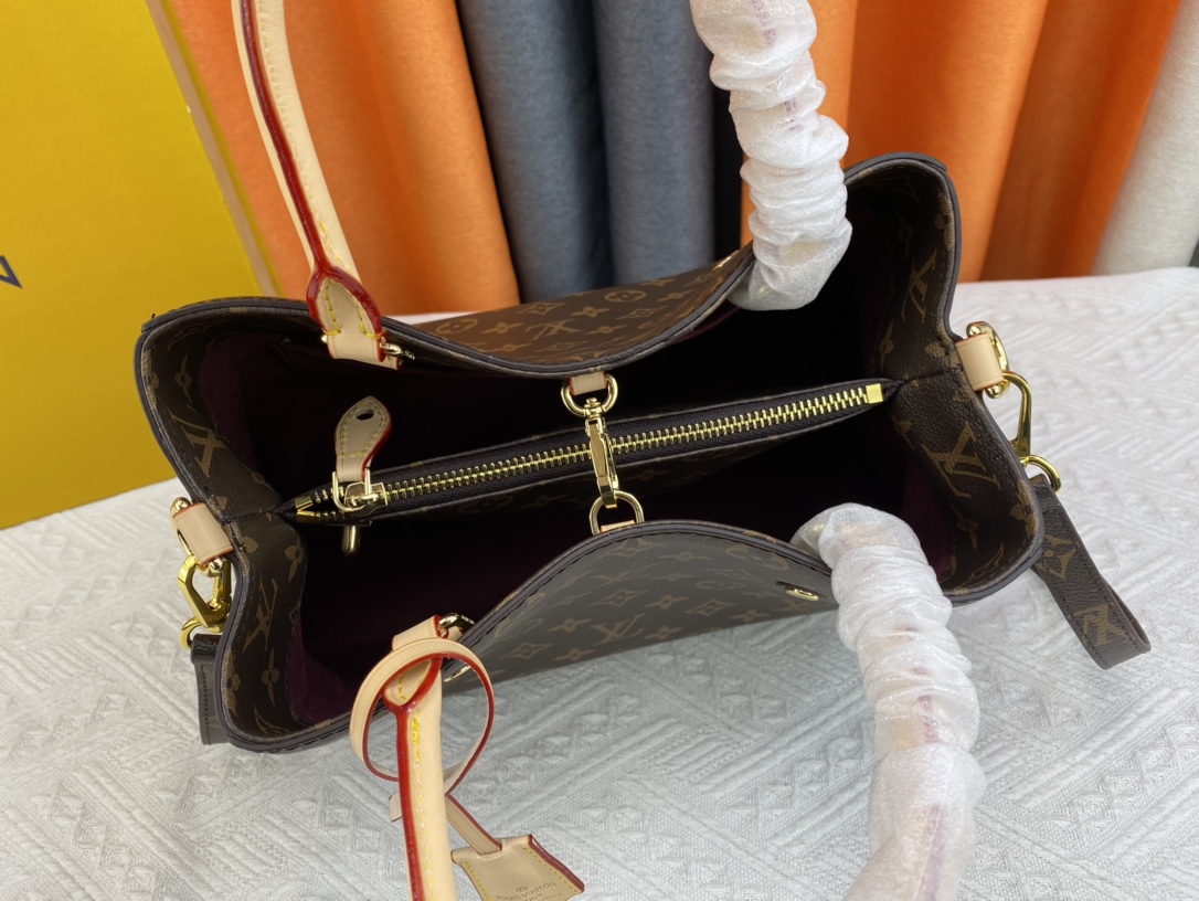 Woman’s handbag with strap 11.4″x7.9″x5.1″ BB-9180001000605