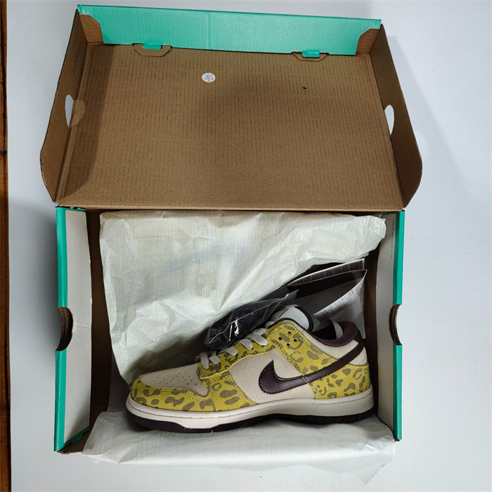 NK Dunk Low PRM “Medium Curry” DD1390-100