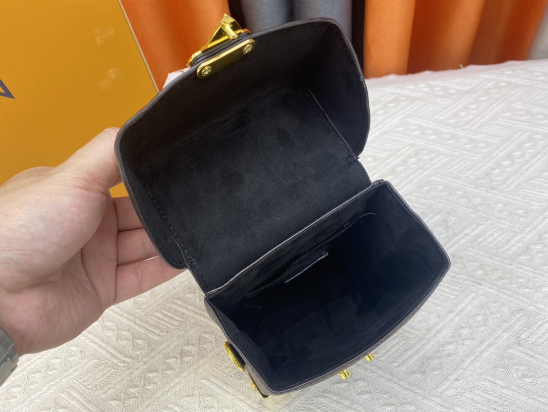 Woman’s Handbag with straps 4.9″x6.9″x2.4″ BB-9180001000650