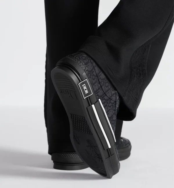 DR B23 League Low-Top Sneaker