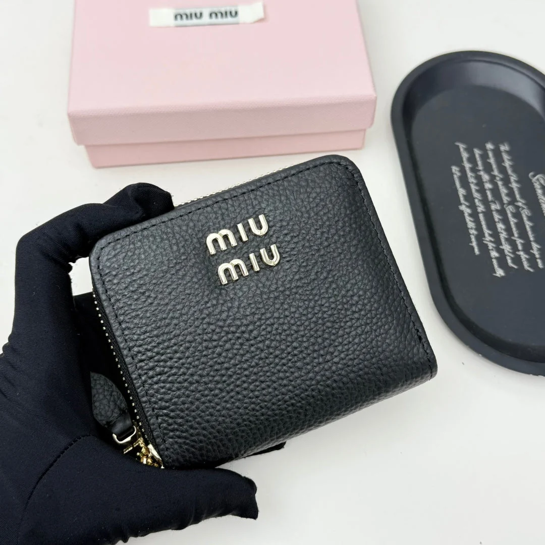 【Miu Miu】2 colors, perfect for gifts *Free shipping☆ Small but with ample storage capacity