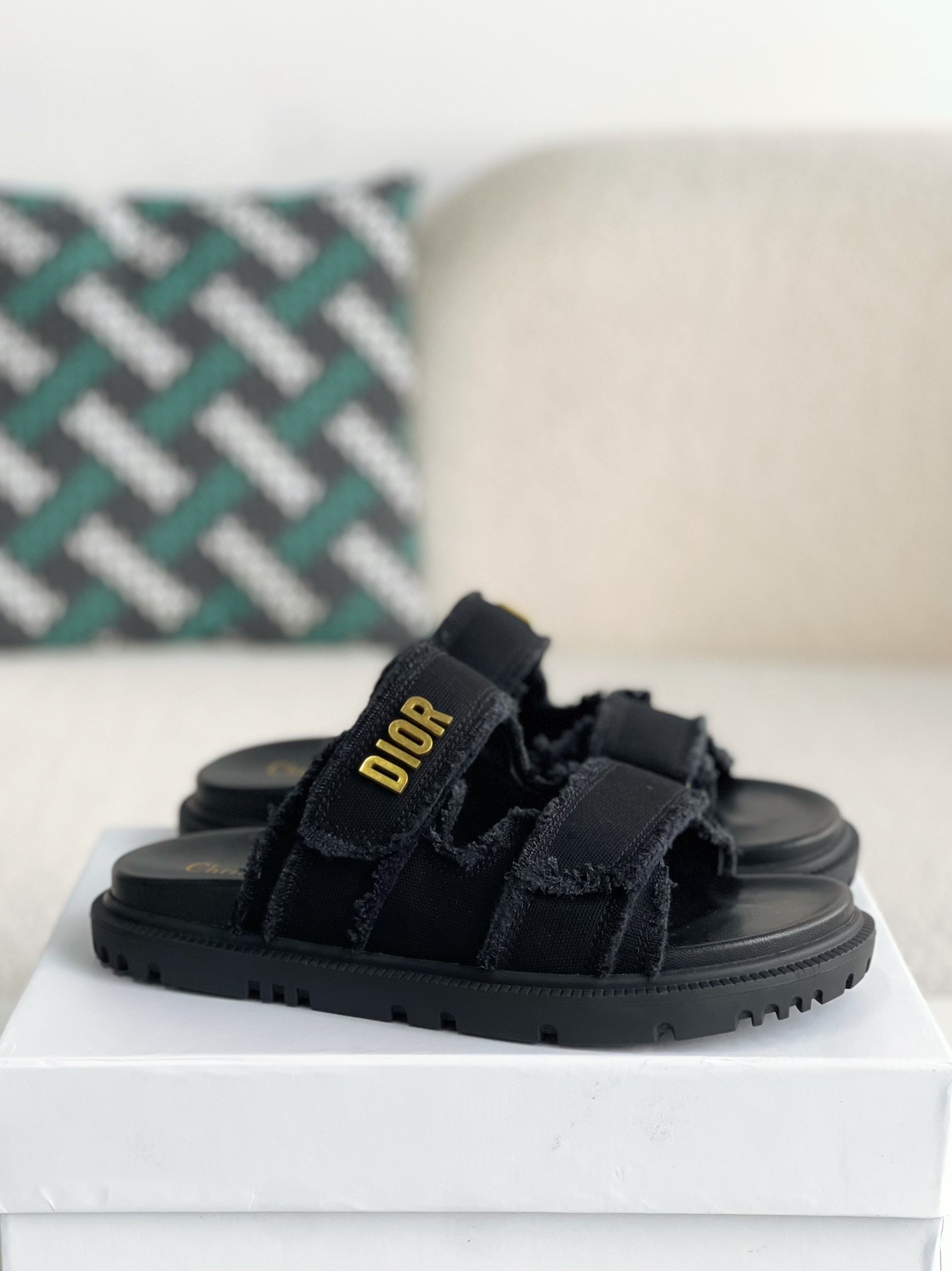 DR A word sandal