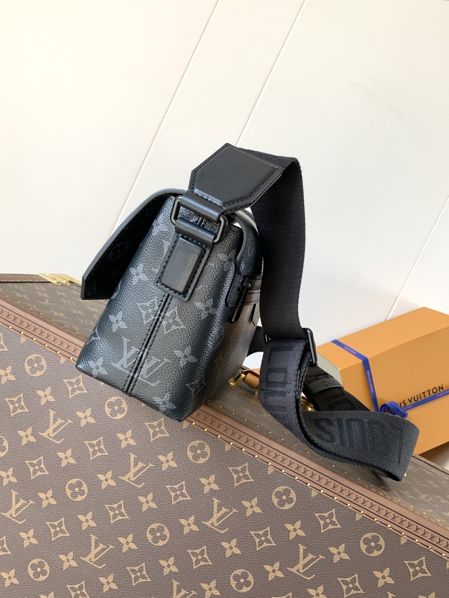 LV Messenger Bags N46794 28x16x10cm