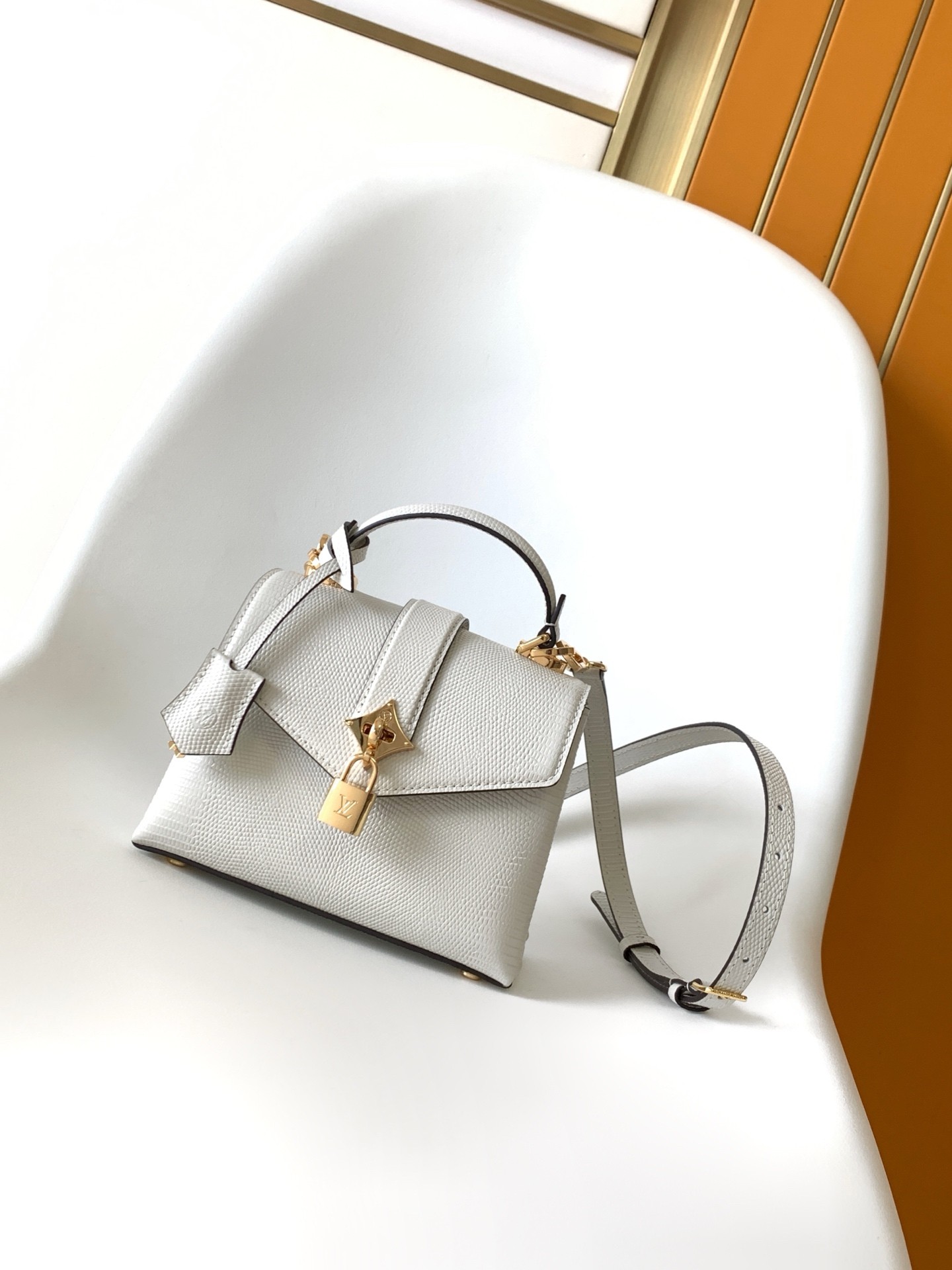 LV Rose des Vents N82033 Size：19x8x13.5cm