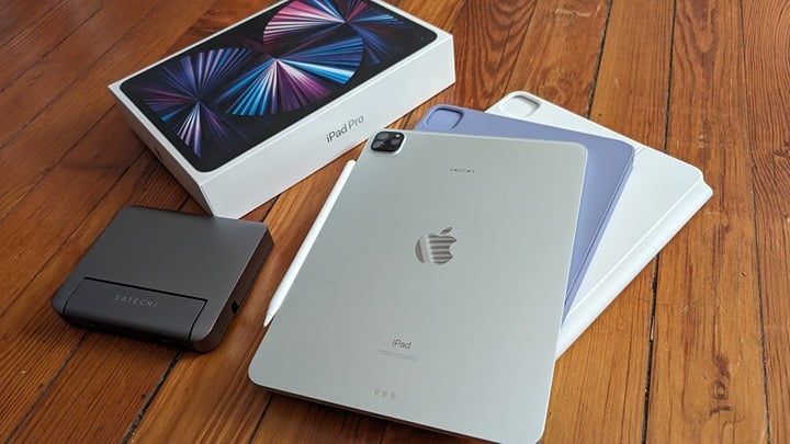 Apple iPad Pro 11-inch with accessories 5P13